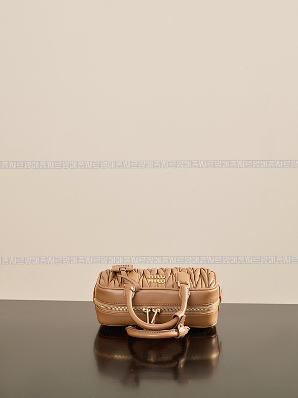 미우미우아르카디마테라세나파가죽백  20260314-163058-009루.jpg