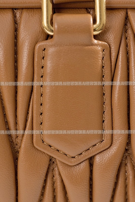 미우미우아르카디마테라세나파가죽백  20260314-163058-012루.jpg