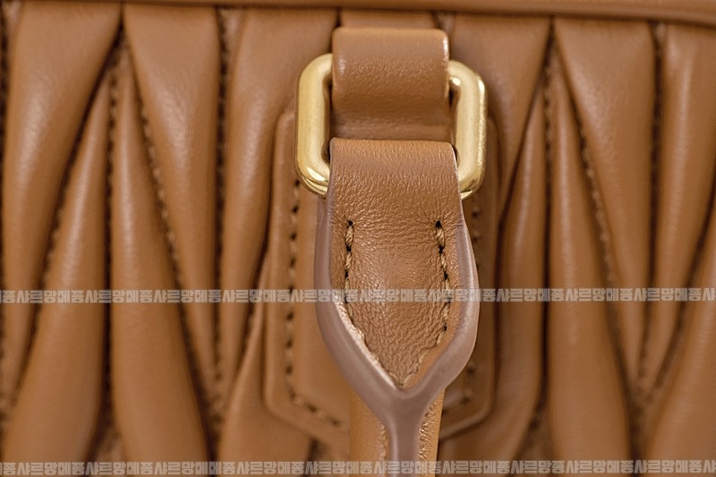 미우미우아르카디마테라세나파가죽백  20260314-163059-016루.jpg