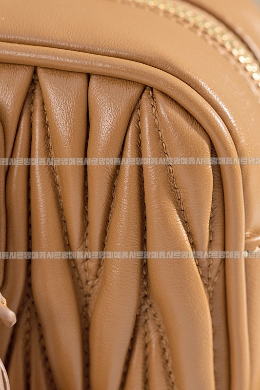 미우미우아르카디마테라세나파가죽백  20260314-163059-014루.jpg