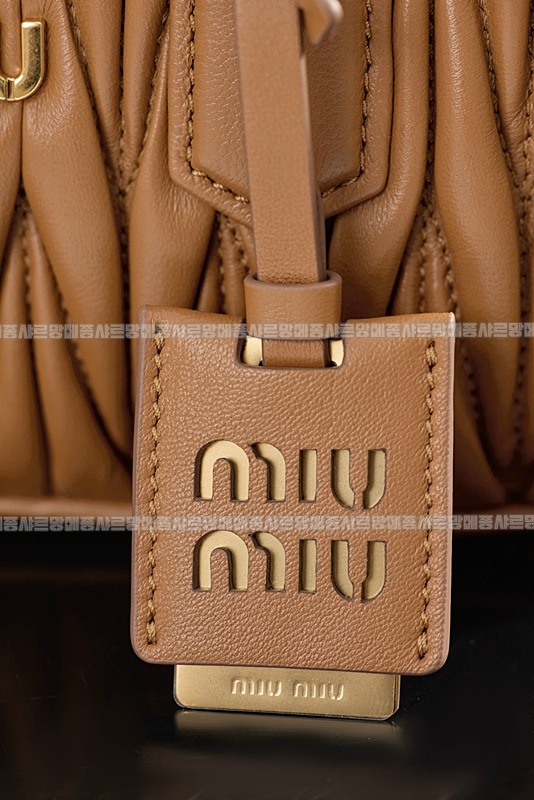 미우미우아르카디마테라세나파가죽백  20260314-163059-015루.jpg