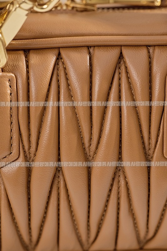 미우미우아르카디마테라세나파가죽백  20260314-163059-017루.jpg