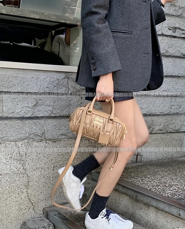 미우미우아르카디마테라세나파가죽백  20260314-163422-028루.jpg