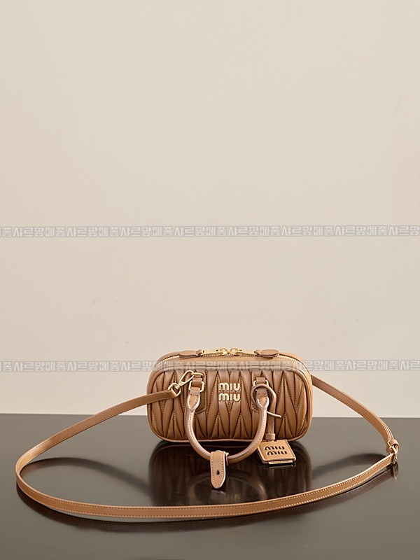 미우미우아르카디마테라세나파가죽백  20260314-163417-005루.jpg