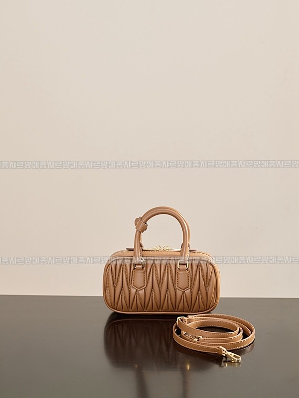 미우미우아르카디마테라세나파가죽백  20260314-163416-002루.jpg