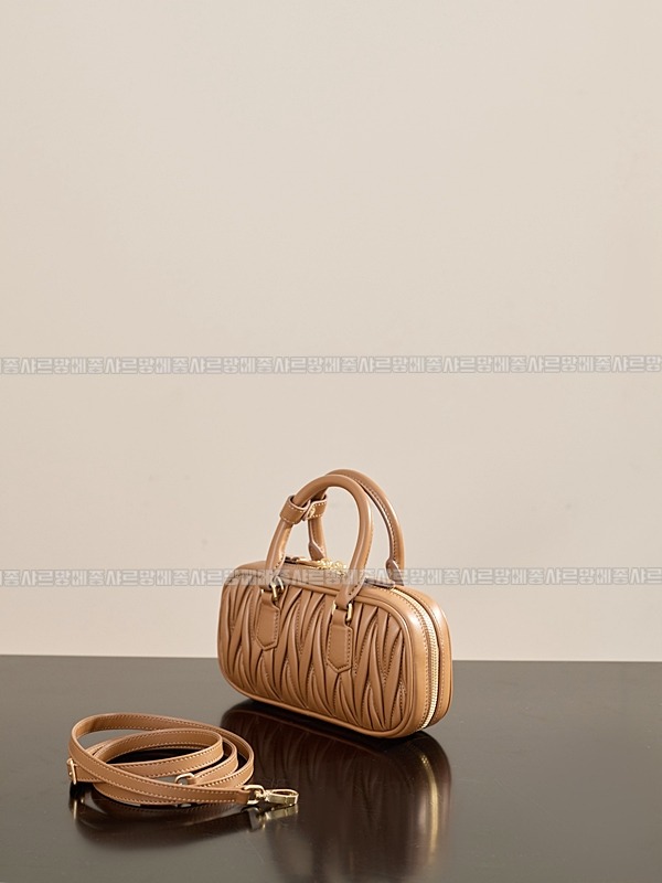 미우미우아르카디마테라세나파가죽백  20260314-163417-004루.jpg