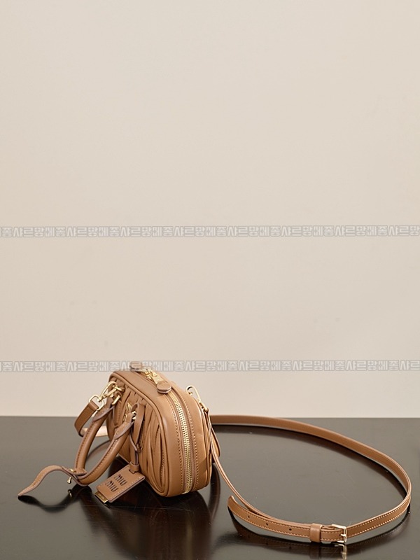 미우미우아르카디마테라세나파가죽백  20260314-163417-006루.jpg