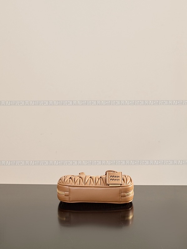 미우미우아르카디마테라세나파가죽백  20260314-163417-007루.jpg