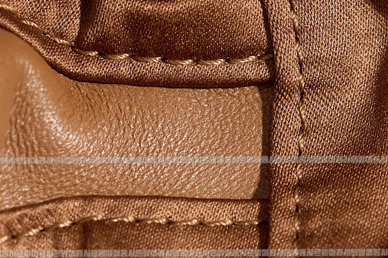 미우미우아르카디마테라세나파가죽백  20260314-163419-014루.jpg