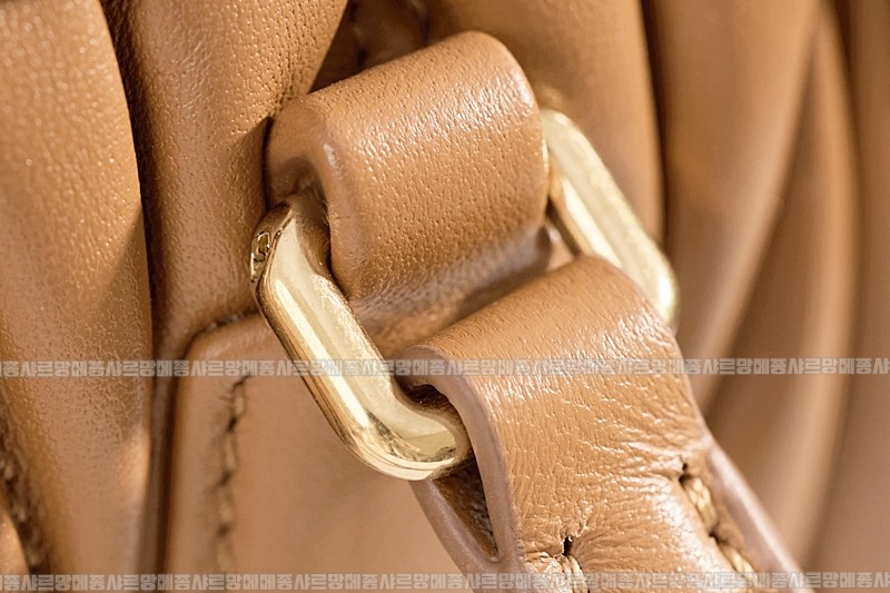 미우미우아르카디마테라세나파가죽백  20260314-163419-015루.jpg