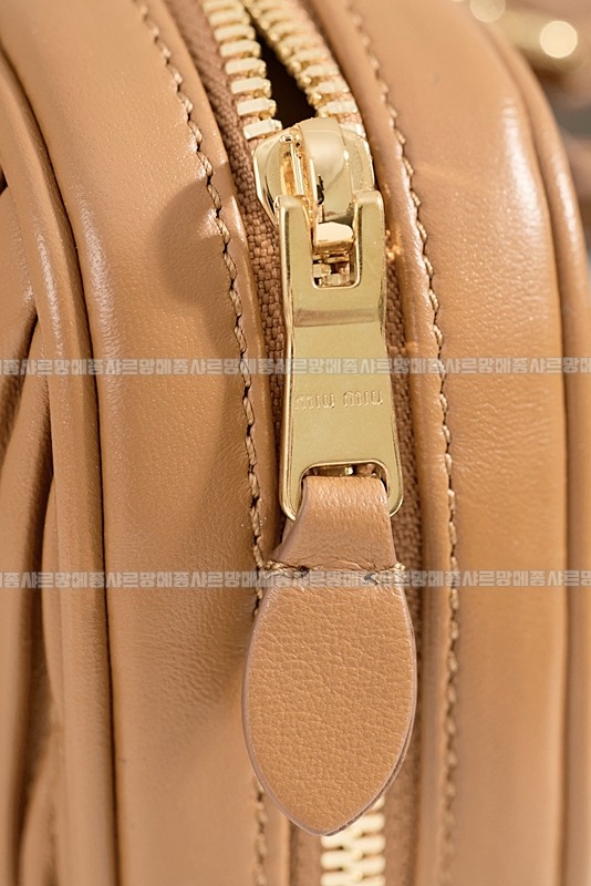 미우미우아르카디마테라세나파가죽백  20260314-163420-016루.jpg