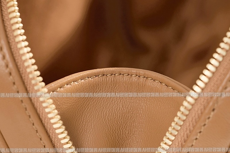 미우미우아르카디마테라세나파가죽백  20260314-163420-019루.jpg