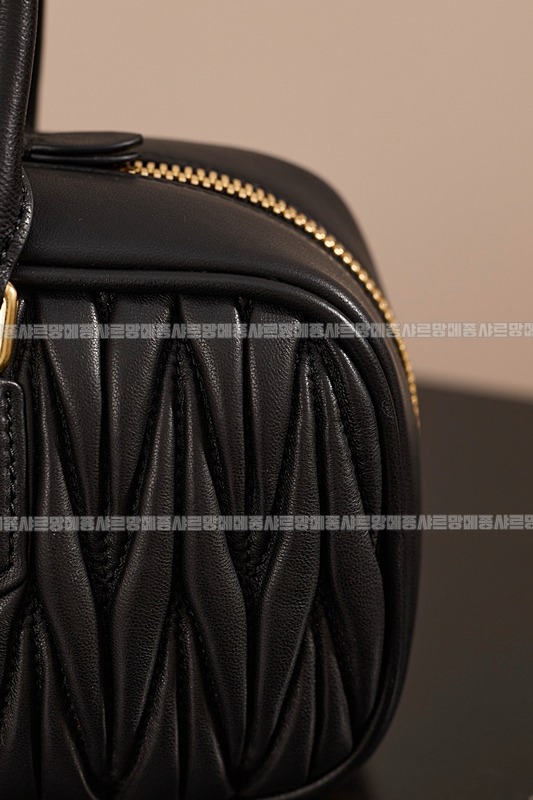 미우미우아르카디마테라세나파가죽백  20260314-164543-010루.jpg