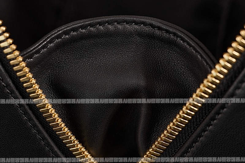 미우미우아르카디마테라세나파가죽백  20260314-164544-011루.jpg