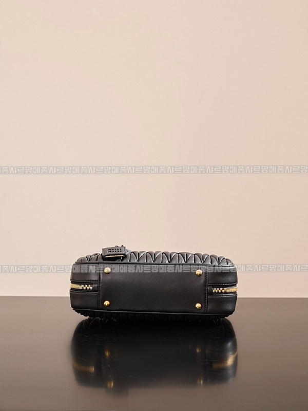 미우미우아르카디마테라세나파가죽백  20260314-164543-009루.jpg