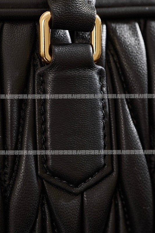 미우미우아르카디마테라세나파가죽백  20260314-164544-016루.jpg