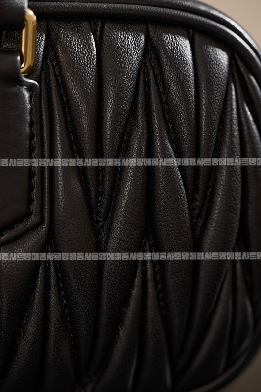 미우미우아르카디마테라세나파가죽백  20260314-164544-017루.jpg