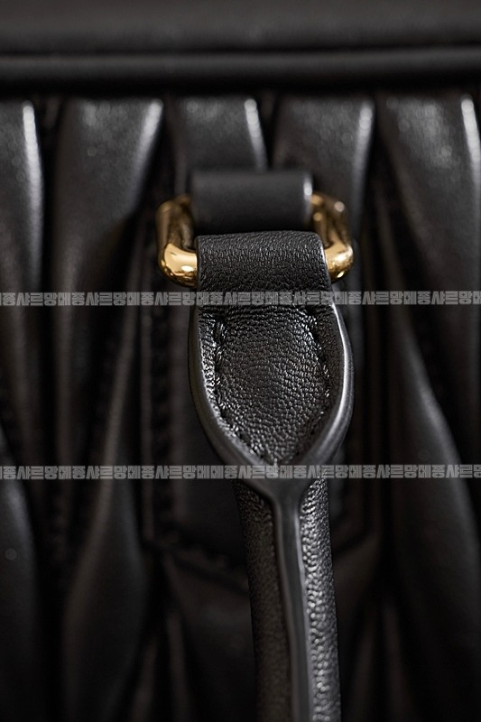 미우미우아르카디마테라세나파가죽백  20260314-164545-019루.jpg