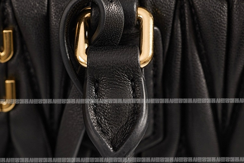 미우미우아르카디마테라세나파가죽백  20260314-164907-018루.jpg