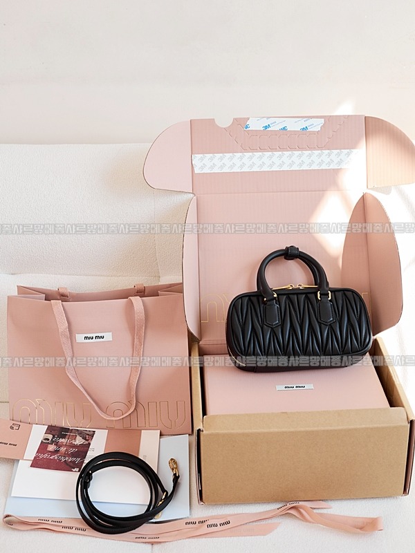 미우미우아르카디마테라세나파가죽백  20260314-165220-024루.jpg