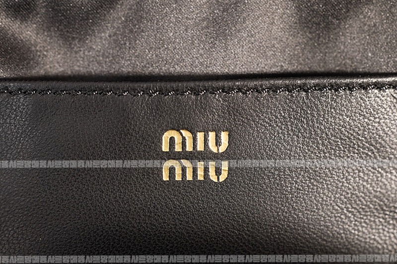 미우미우아르카디마테라세나파가죽백  20260314-165218-014루.jpg