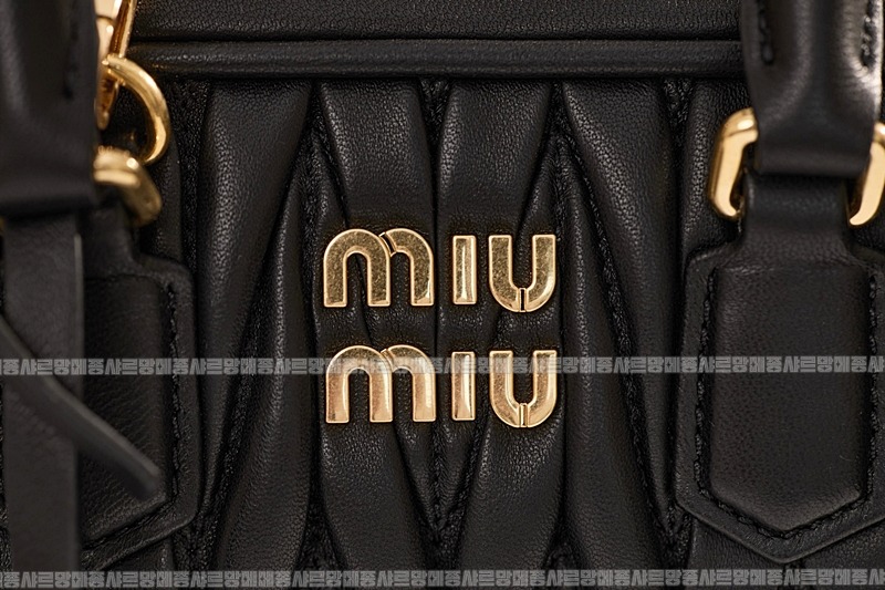 미우미우아르카디마테라세나파가죽백  20260314-165219-018루.jpg