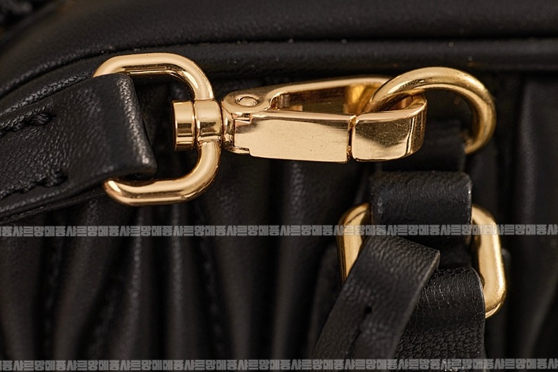 미우미우아르카디마테라세나파가죽백  20260314-165219-020루.jpg