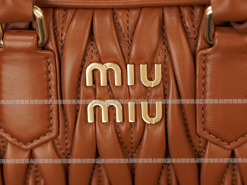미우미우아르카디마테라세나파가죽백20260315-104349-010루.jpg