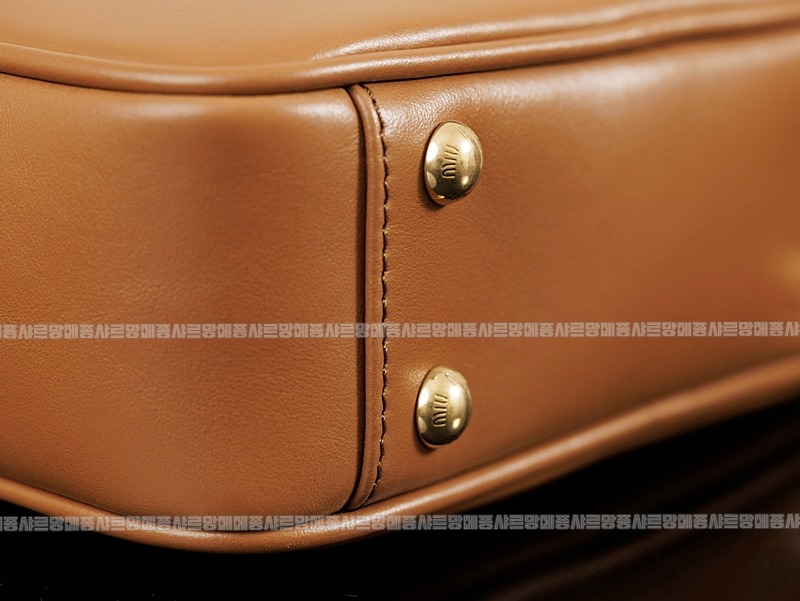 미우미우아르카디레더백 20260315-110203-013루.jpg