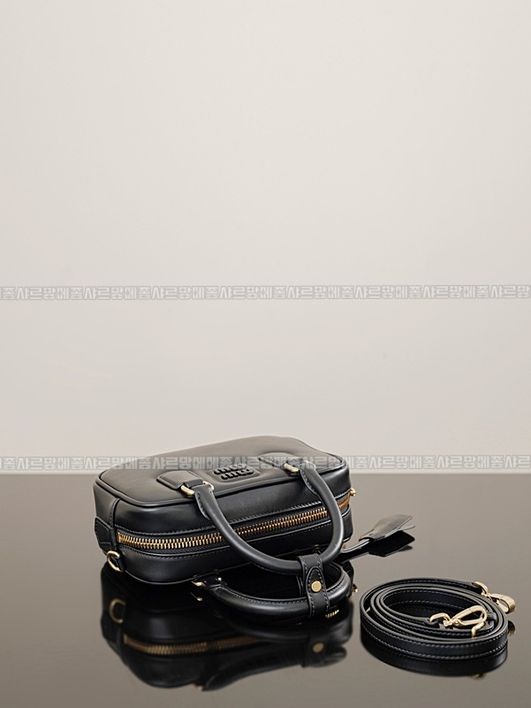 미우미우아르카디레더백 20260315-111525-004루.jpg