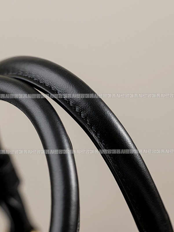 미우미우아르카디레더백 20260315-111527-016루.jpg