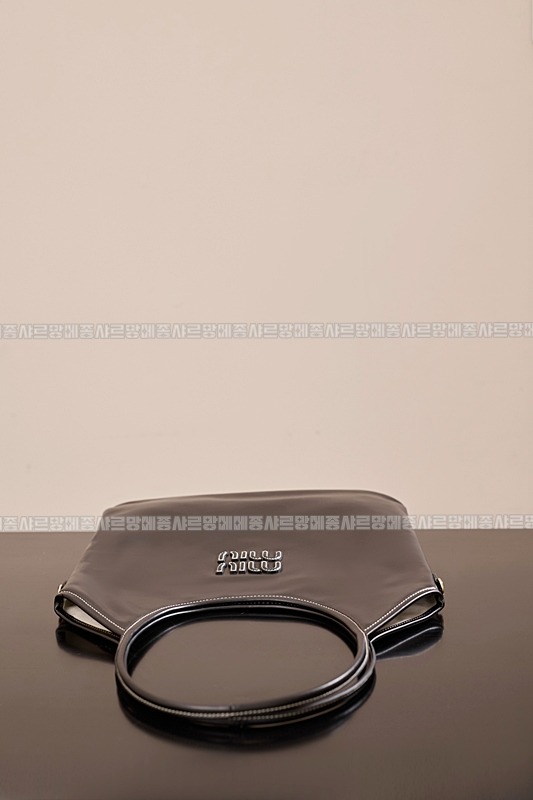 미우미우아이비캔버스토트백 20260315-115607-009루.jpg