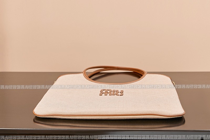 미우미우아이비캔버스토트백 20260315-125115-008루.jpg