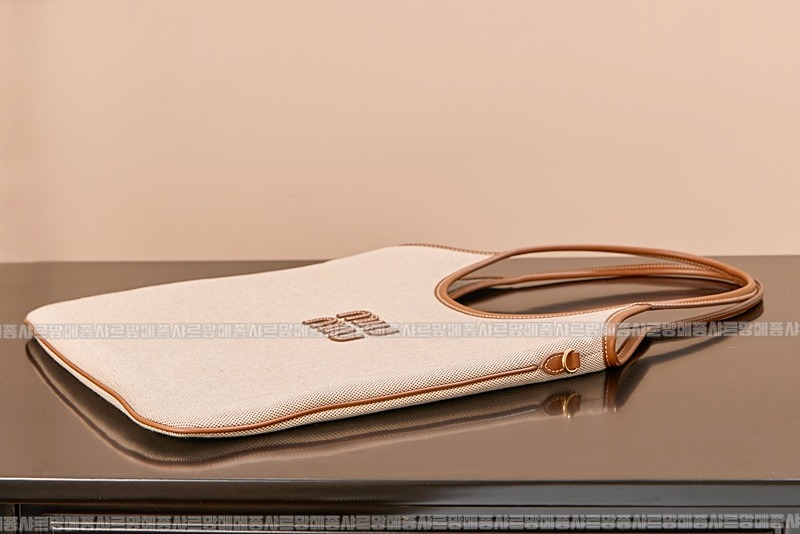 미우미우아이비캔버스토트백 20260315-125116-009루.jpg