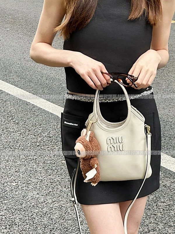 미우미우아이비캔버스토트백 20260315-131558-019루.jpg