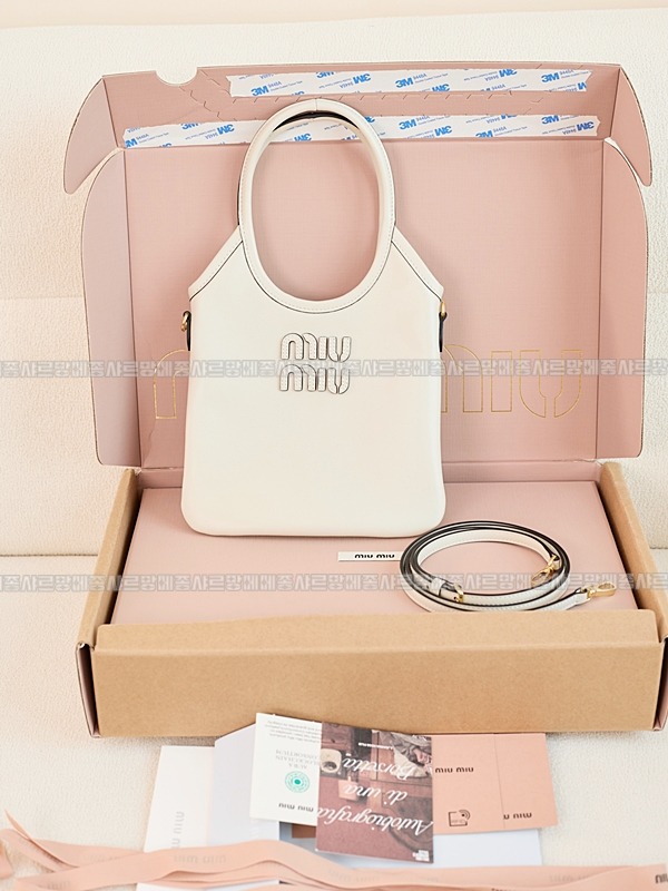 미우미우아이비캔버스토트백 20260315-131559-023루.jpg