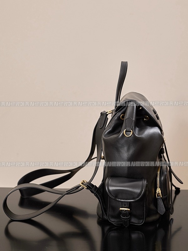 미우미우멀티포켓레더백팩 20260315-151806-005루.jpg