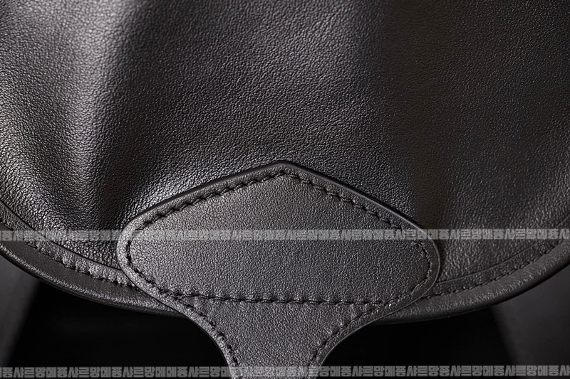 미우미우멀티포켓레더백팩 20260315-151807-011루.jpg