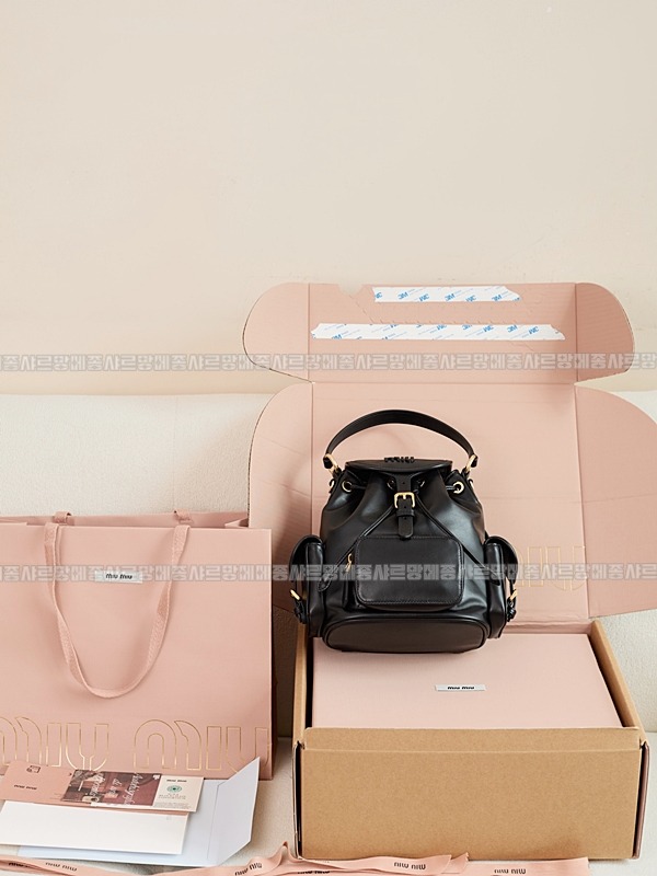 미우미우멀티포켓레더백팩 20260315-152205-023루.jpg