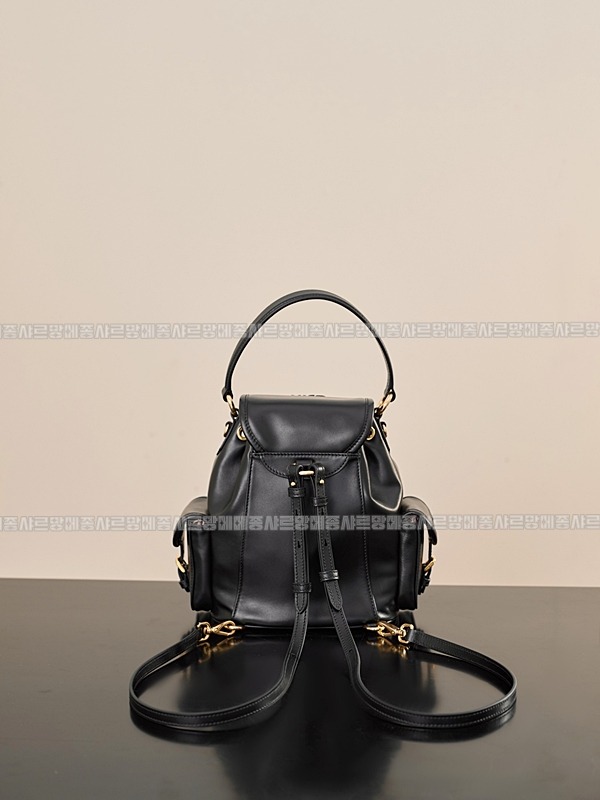 미우미우멀티포켓레더백팩 20260315-152202-005루.jpg