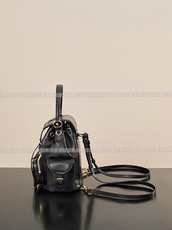 미우미우멀티포켓레더백팩 20260315-152202-003루.jpg