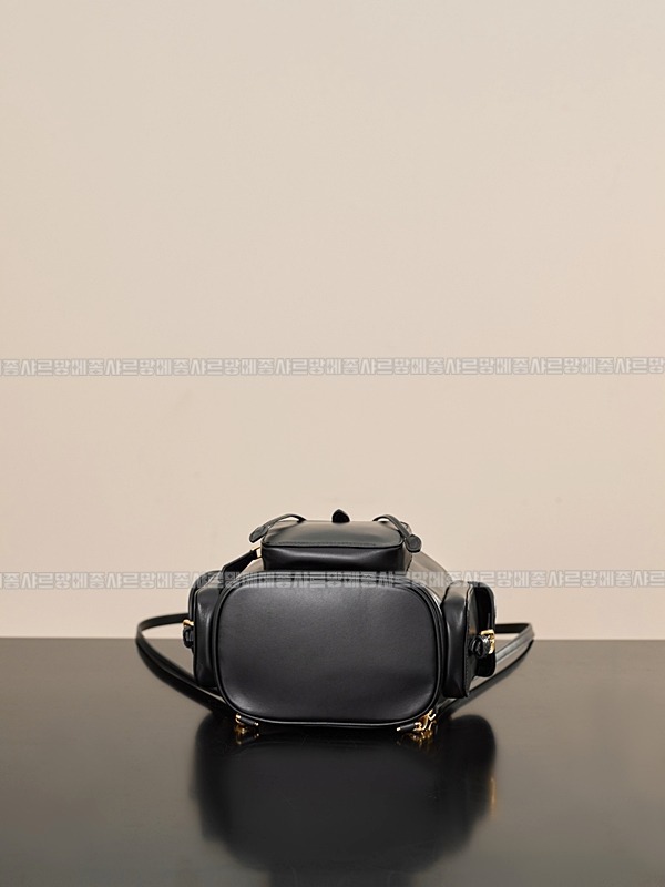 미우미우멀티포켓레더백팩 20260315-152202-008루.jpg