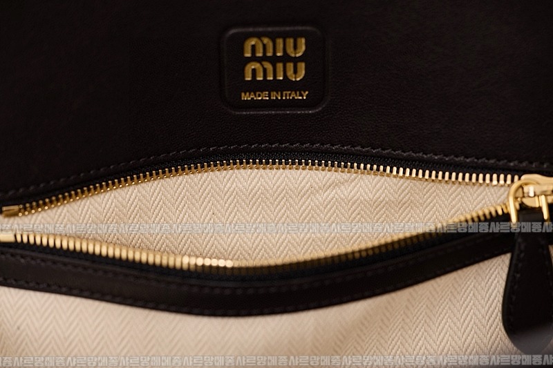 미우미우아방뛰르나파가죽백  20260316-100716-019루.jpg