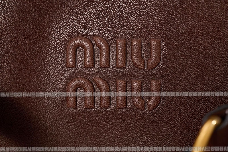 미우미우아방뛰르나파가죽백  20260316-102005-015루.jpg