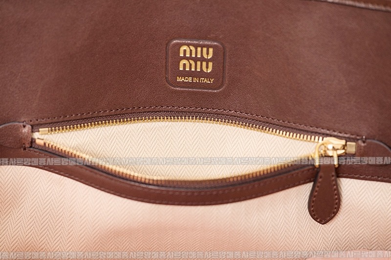 미우미우아방뛰르나파가죽백  20260316-103539-016루.jpg