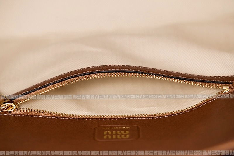 미우미우아방뛰르나파가죽백  20260316-111852-010루.jpg