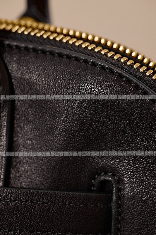 미우미우아방뛰르나파가죽백  20260316-123523-018루.jpg