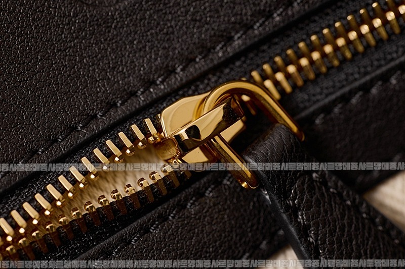 미우미우아방뛰르나파가죽백  20260316-125304-013루.jpg