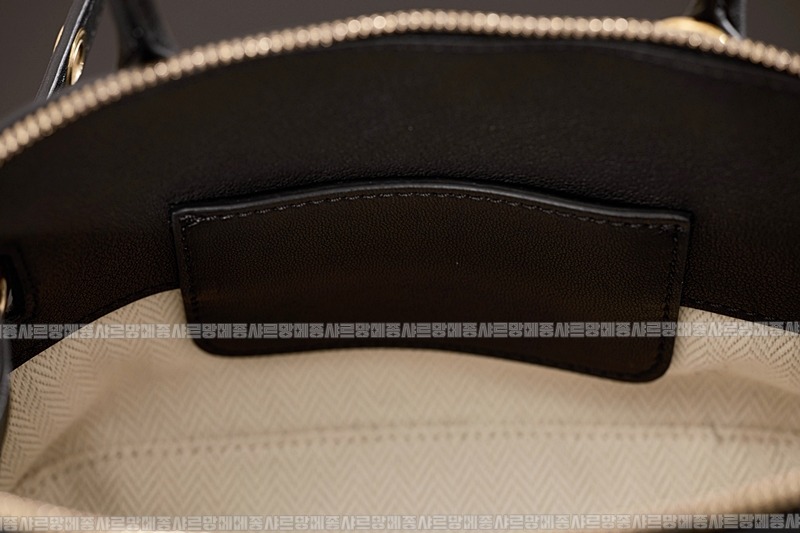 미우미우아방뛰르나파가죽백  20260316-134517-011루.jpg