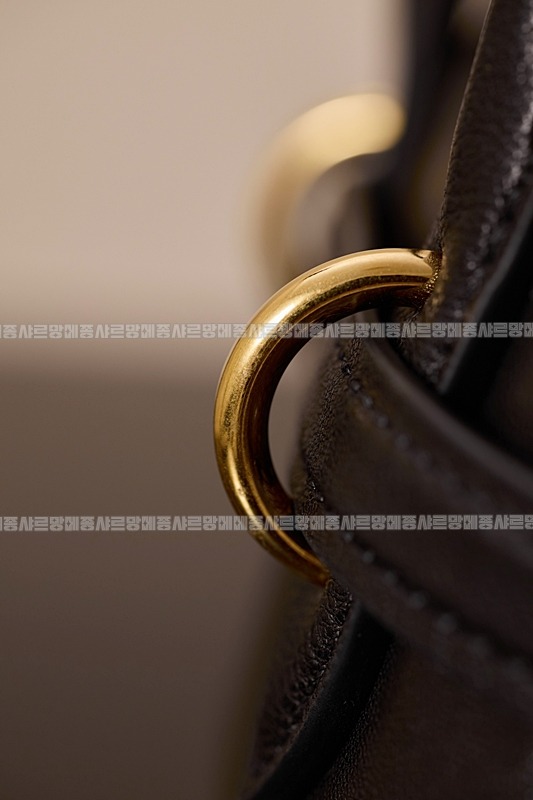 미우미우아방뛰르나파가죽백  20260316-134518-014루.jpg